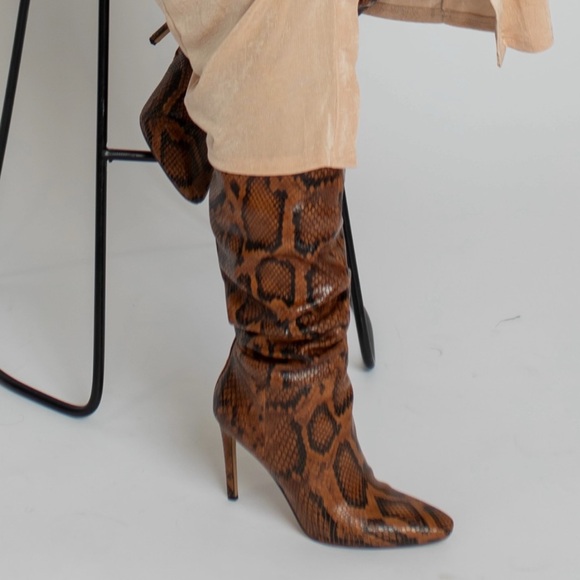 Vince Camuto Shoes - VINCE CAMUTO FENINDY OVER THE KNEE BOOT
Women’s size 9